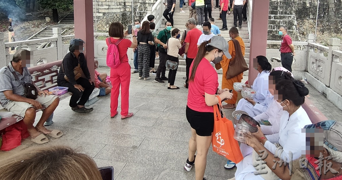 (大北马)乞丐离开 天公坛下留大量垃圾