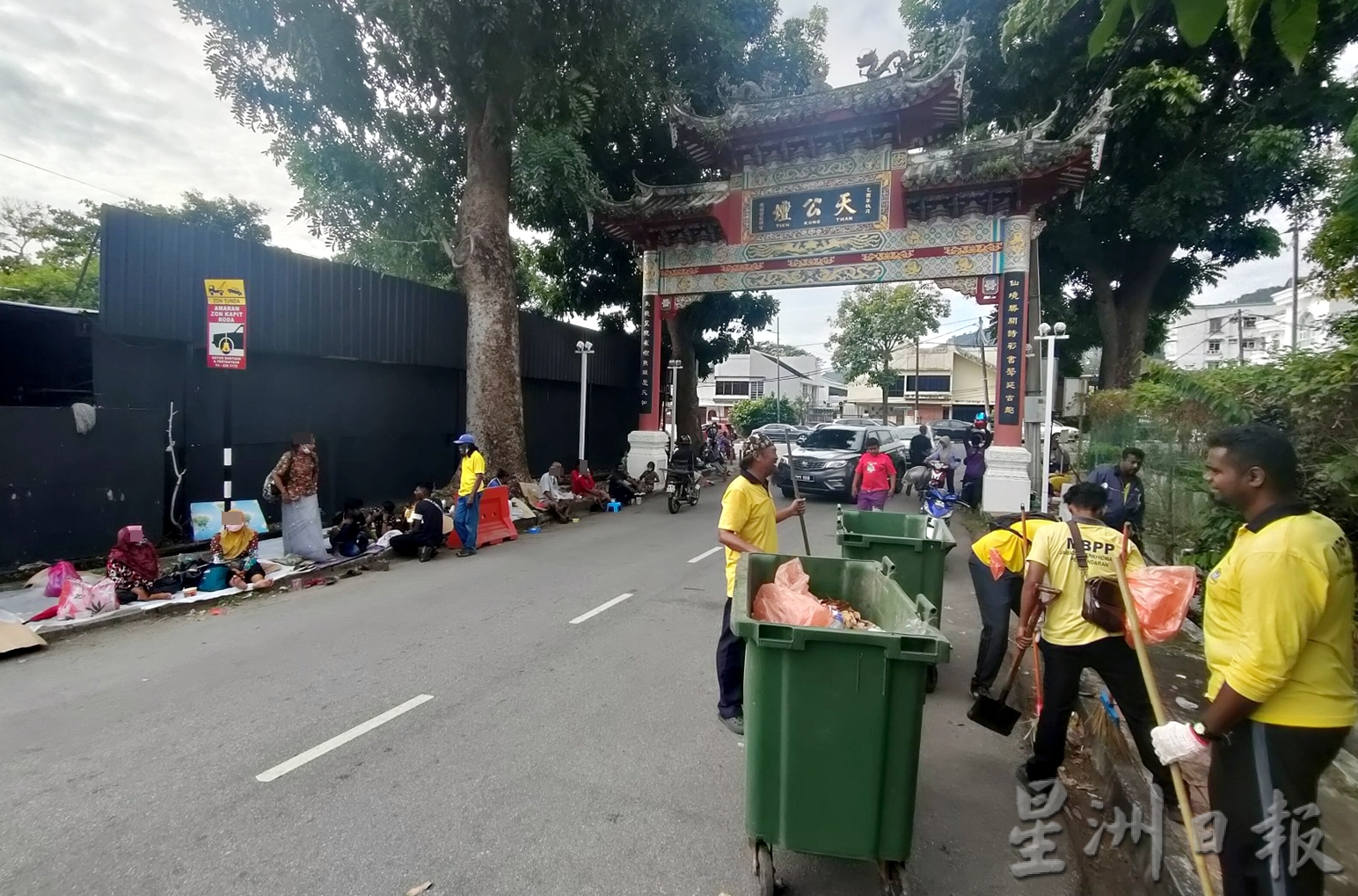 (大北马)乞丐离开 天公坛下留大量垃圾