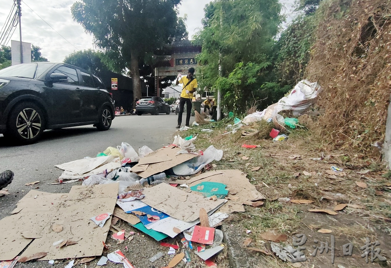 (大北马)乞丐离开 天公坛下留大量垃圾