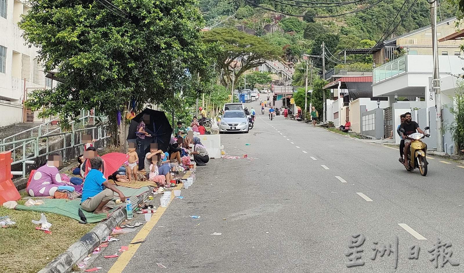 (大北马)乞丐离开 天公坛下留大量垃圾