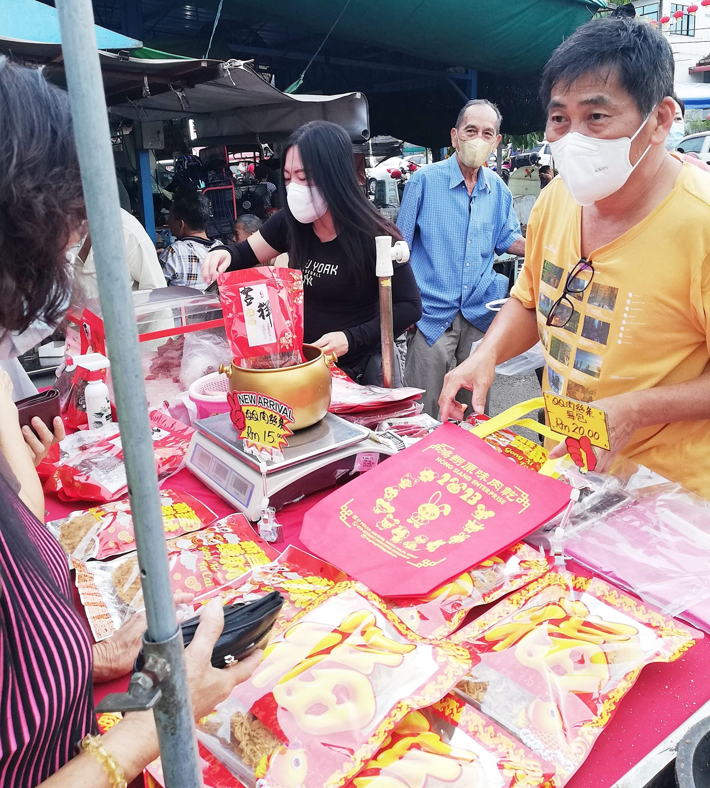 （大北马）北海区新年特稿新年期间，家家必备年糕及年饼，虽贵还是必须买来应节。
