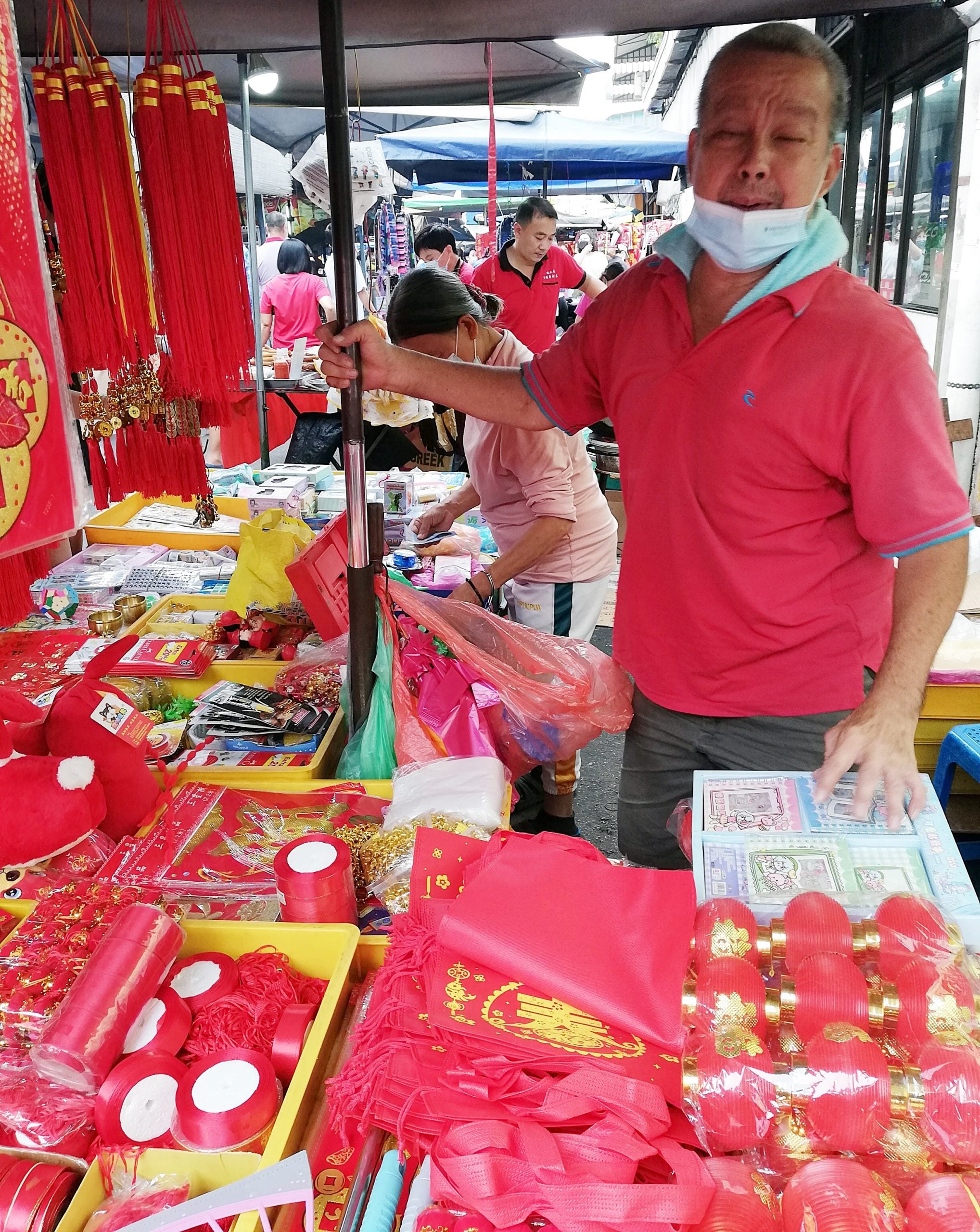 （大北马）北海区新年特稿新年期间，家家必备年糕及年饼，虽贵还是必须买来应节。