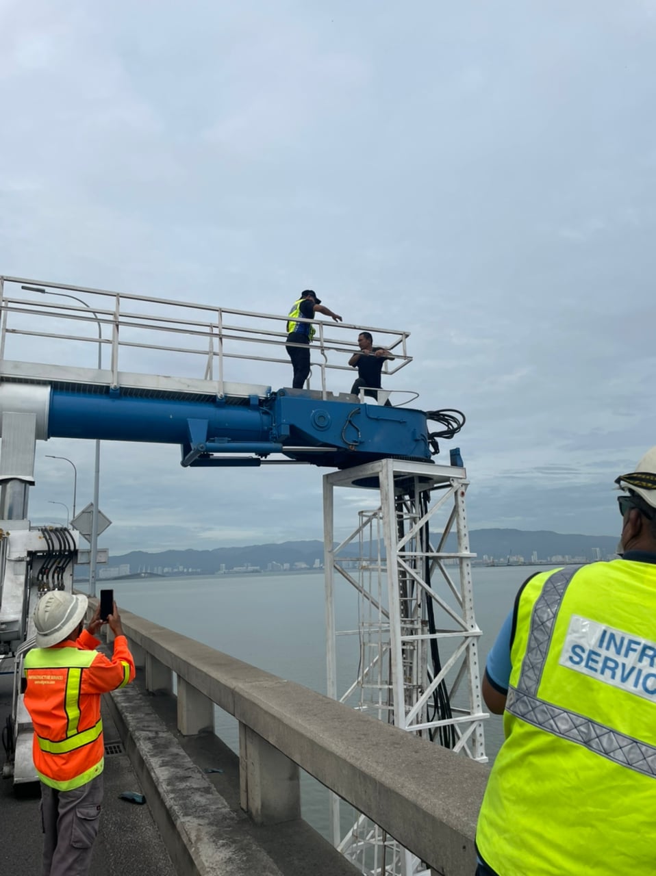 (大北马)华裔男子大年初十从槟城大桥跃下获救。