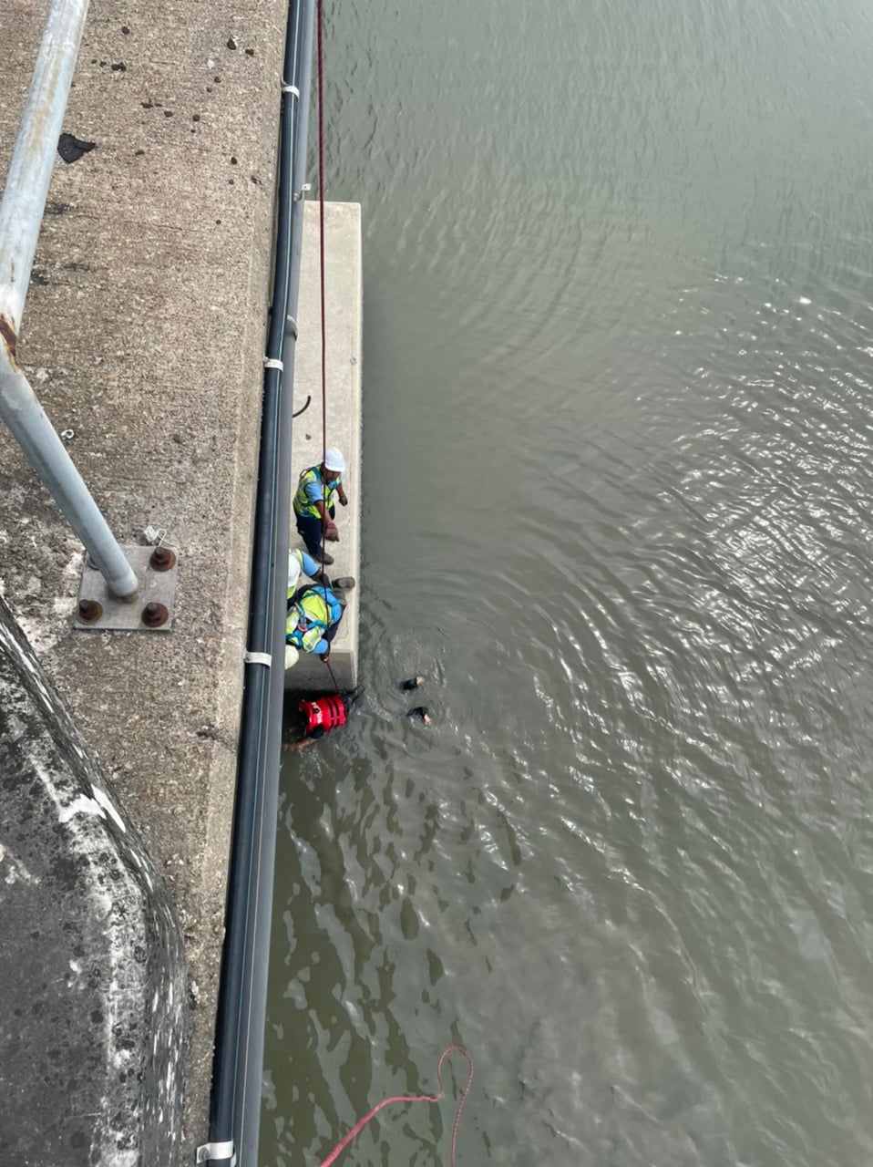 (大北马)华裔男子大年初十从槟城大桥跃下获救。