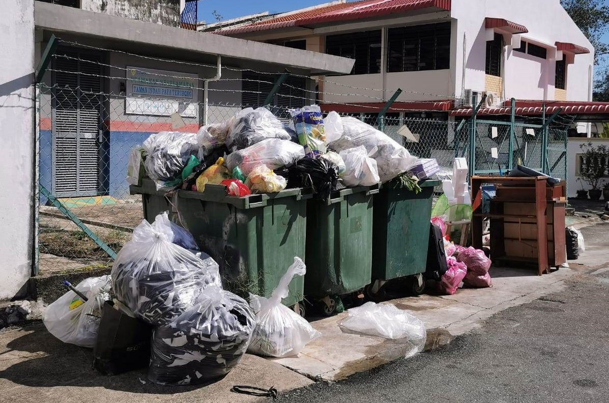 (大北马)垄尾区组屋住宅垃圾桶爆满,近2日垃圾车未收垃圾