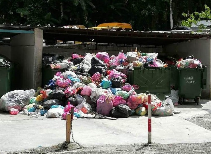 (大北马)垄尾区组屋住宅垃圾桶爆满,近2日垃圾车未收垃圾