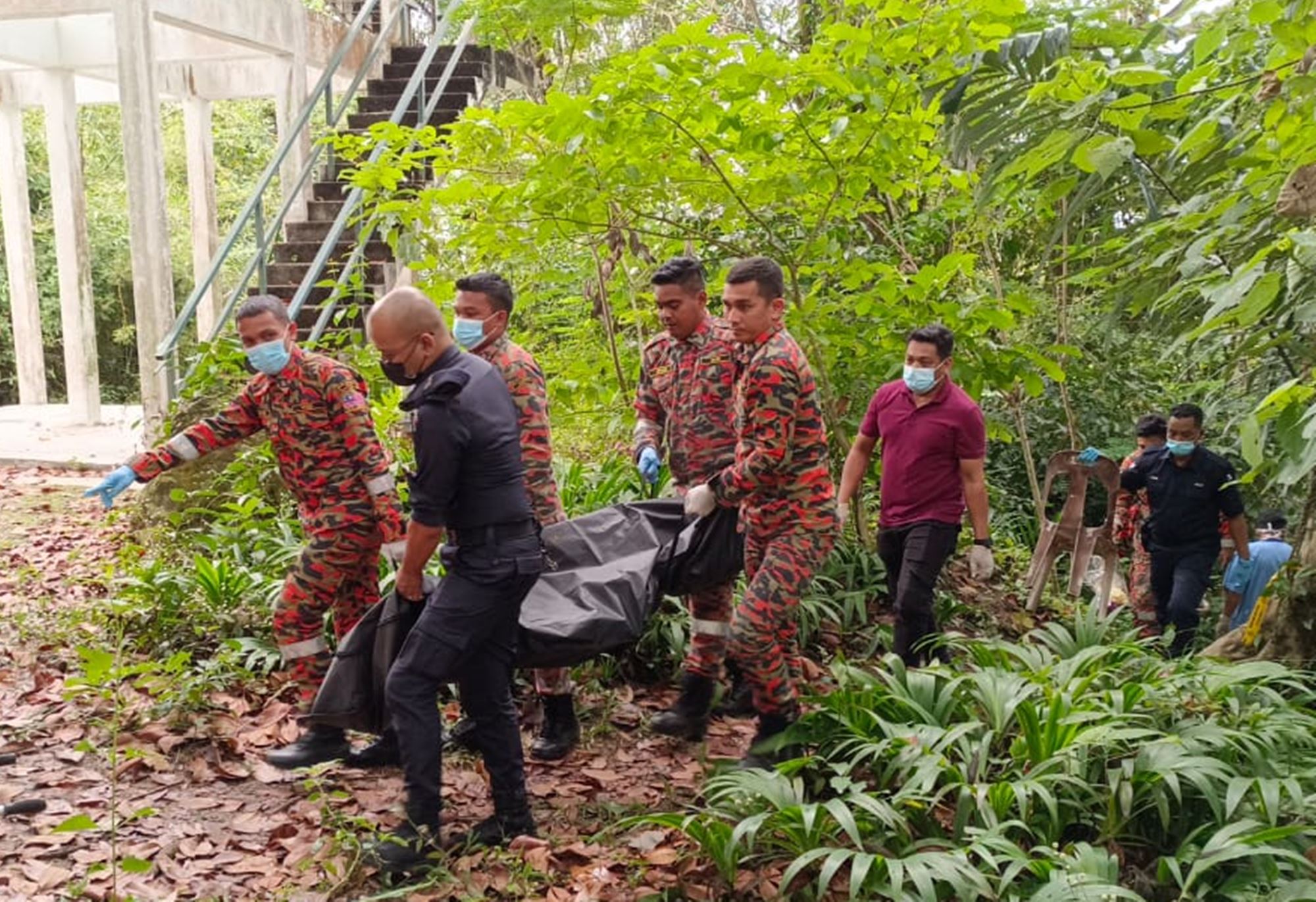 大年初三，玻璃主山发现带刀红衣男子吊死树上