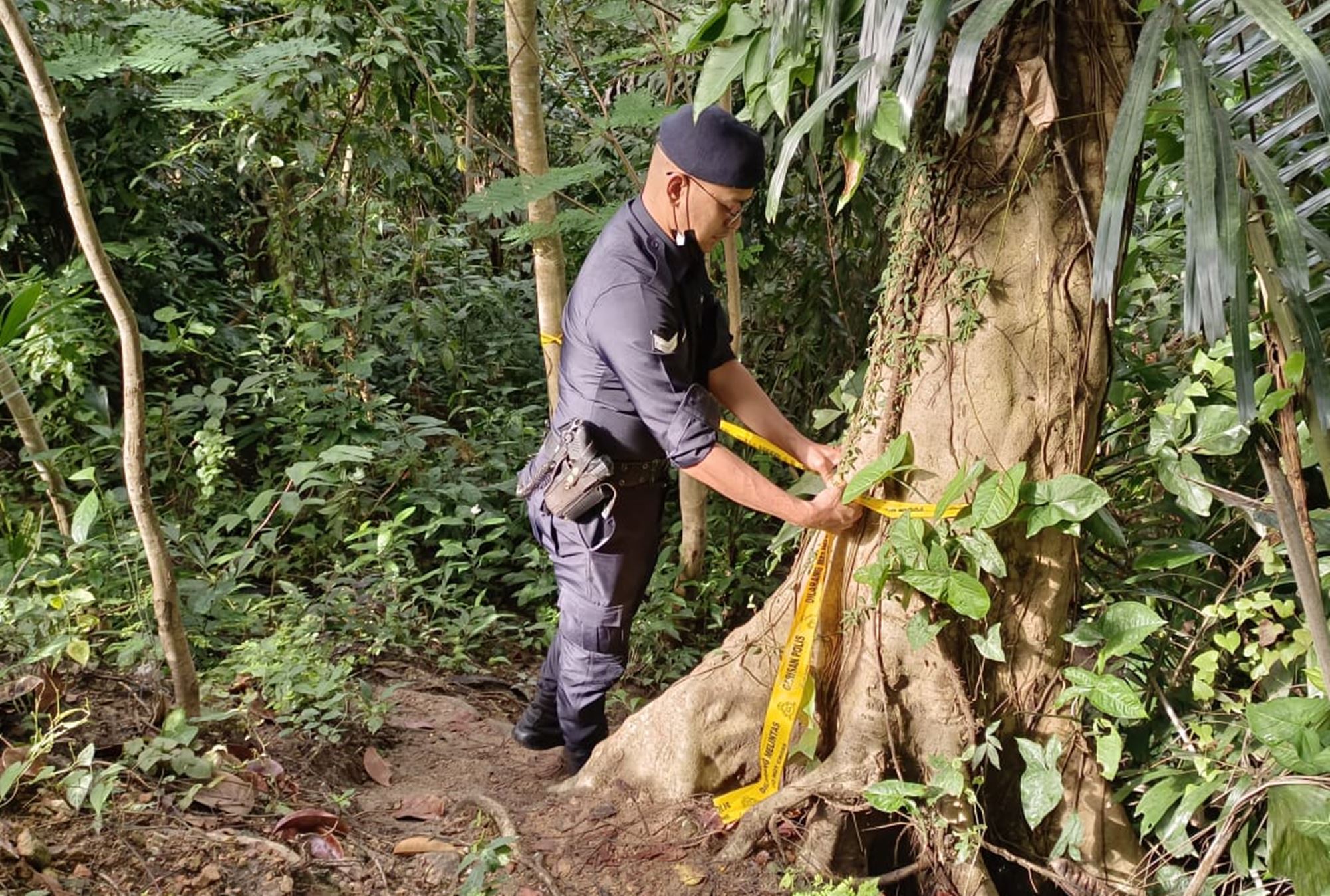 大年初三，玻璃主山发现带刀红衣男子吊死树上