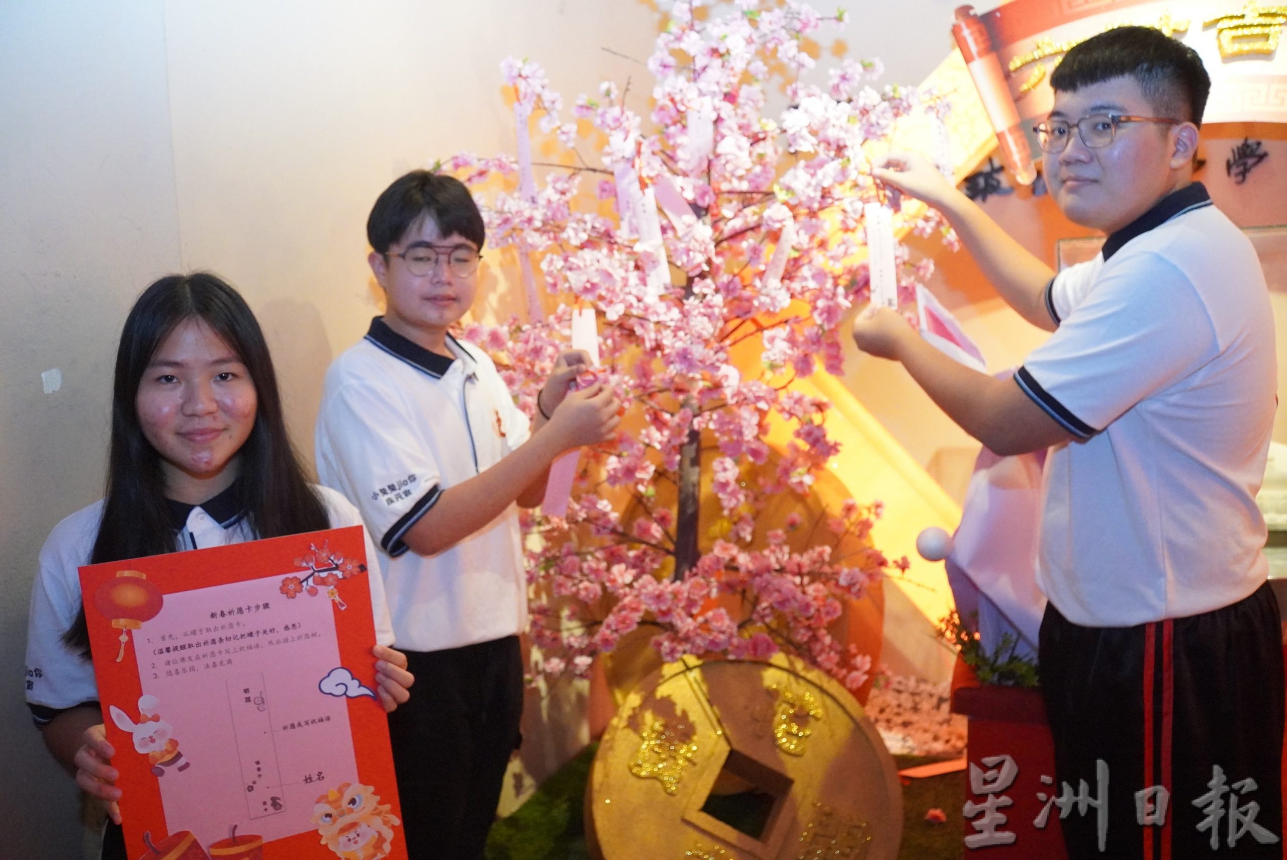 (大北马)宗教场所一点也不沉闷古板。玻佛学会设计新春布景板,鼓励大众拍照打卡