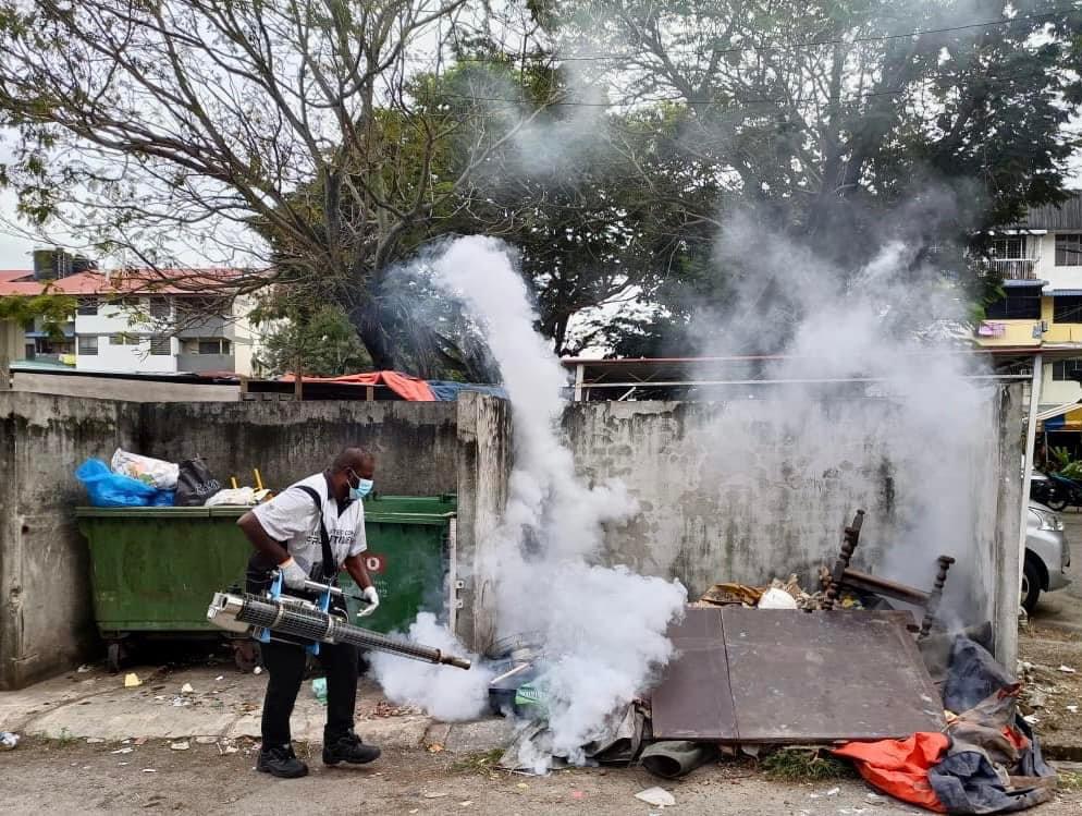 (大北马)峇眼惹玛区州议员孙意志服务中心联合麦曼珍乡委会、末哈莫沙亚乡委会与威省市政厅卫生部展开两天的灭鼠行动。