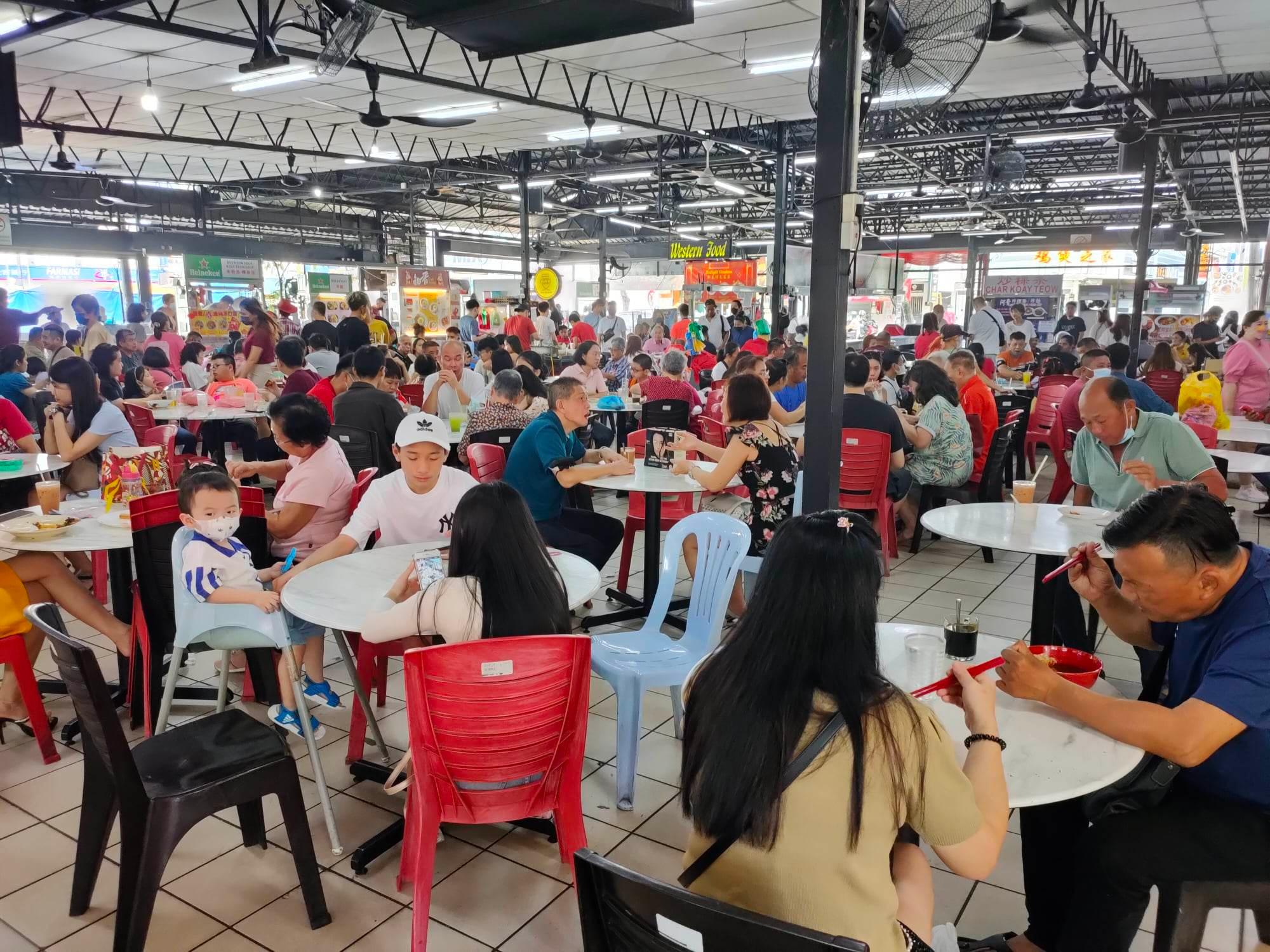 年初二营业食肆少 营业小贩中心现人潮