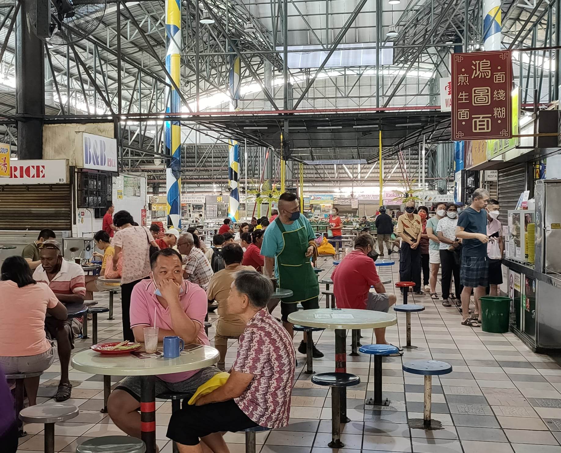 年初二营业食肆少 营业小贩中心现人潮