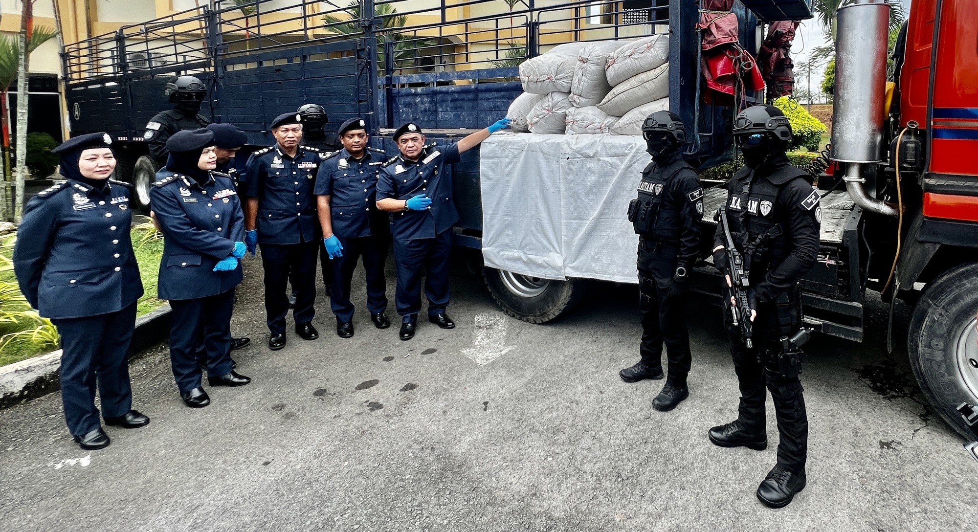 (大北马)拖格罗里暗藏走私烟花爆竹,关税局起获逾23万令吉烟花爆竹