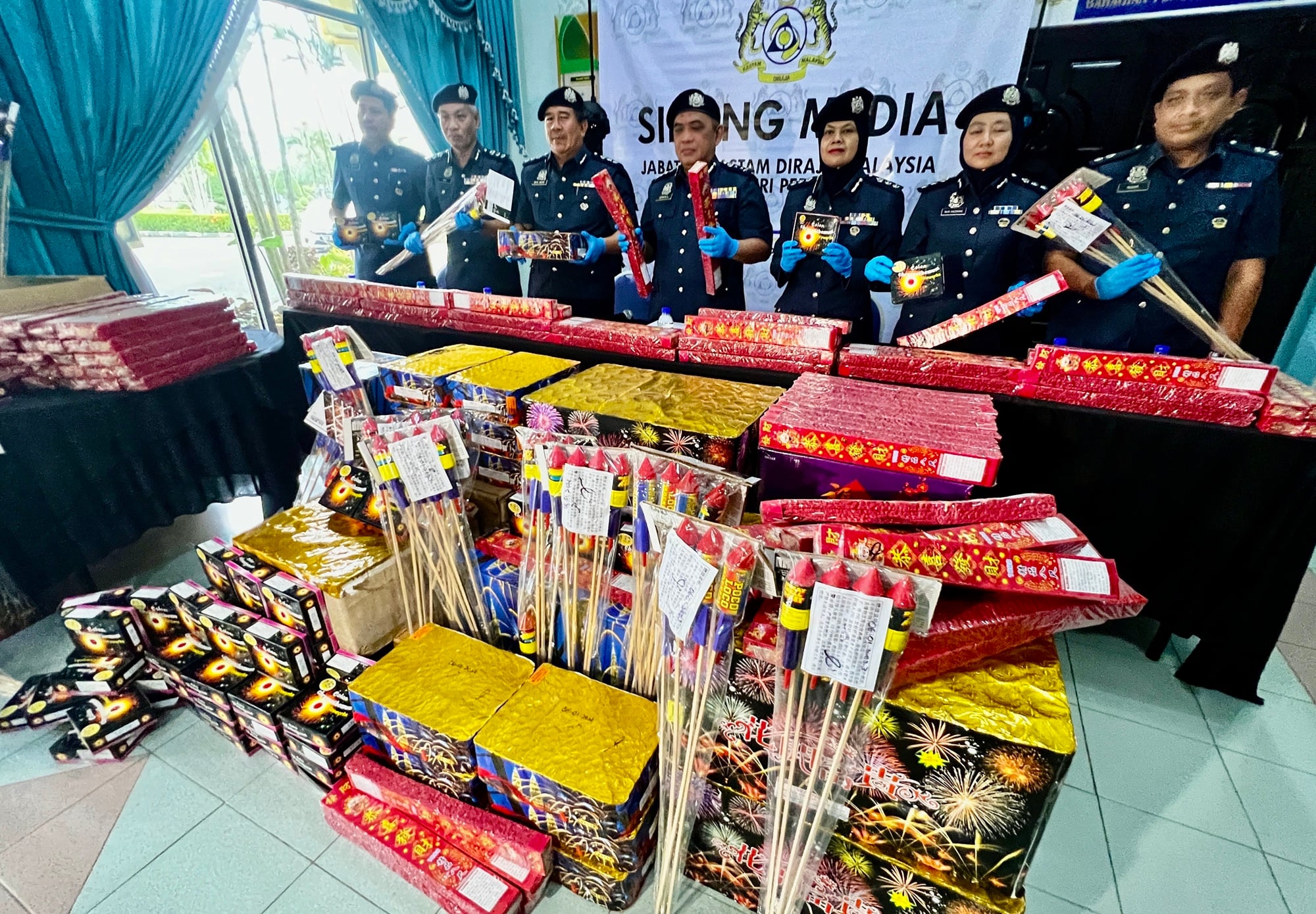 (大北马)拖格罗里暗藏走私烟花爆竹,关税局起获逾23万令吉烟花爆竹