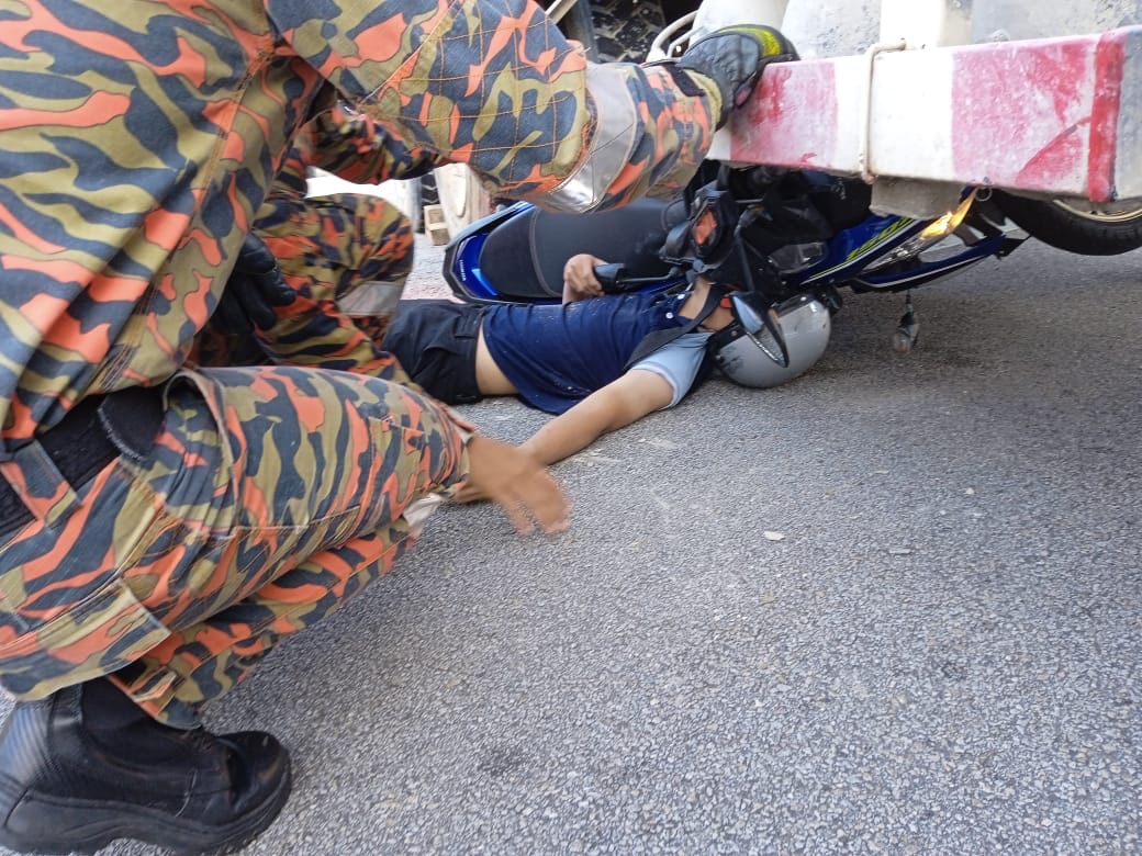 (大北马)摩托车水泥搅拌罗里相撞,骑士脸被卡忍痛半小时