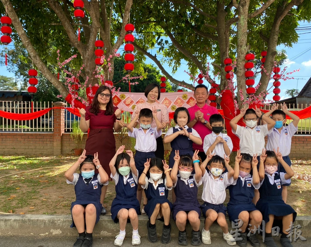 (大北马)第二版主文/励华学校春风吹进校园,设置10个打卡景点迎新春。