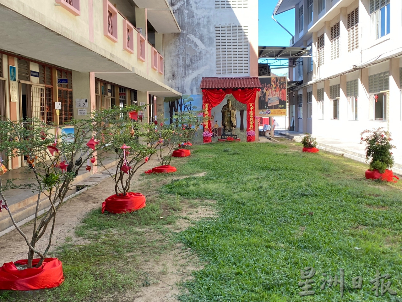 (大北马)第二版主文/励华学校春风吹进校园,设置10个打卡景点迎新春。