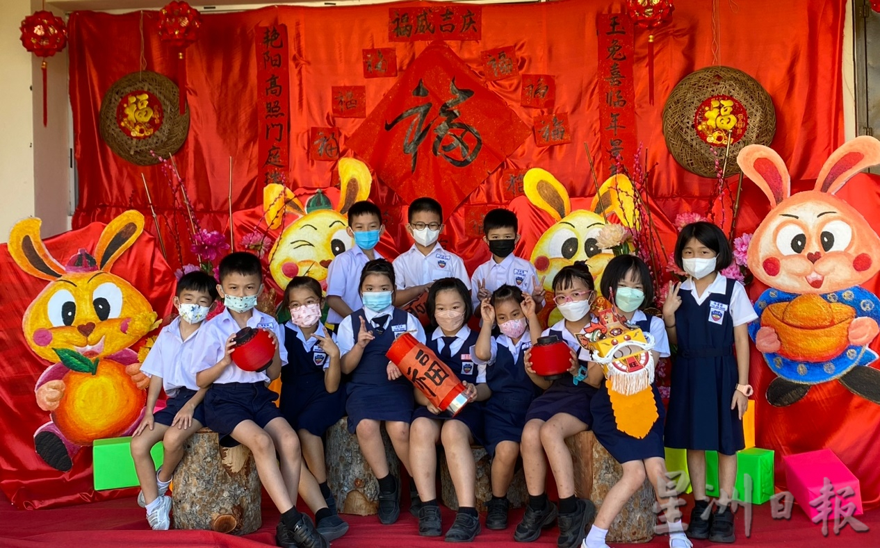 (大北马)第二版主文/励华学校春风吹进校园,设置10个打卡景点迎新春。