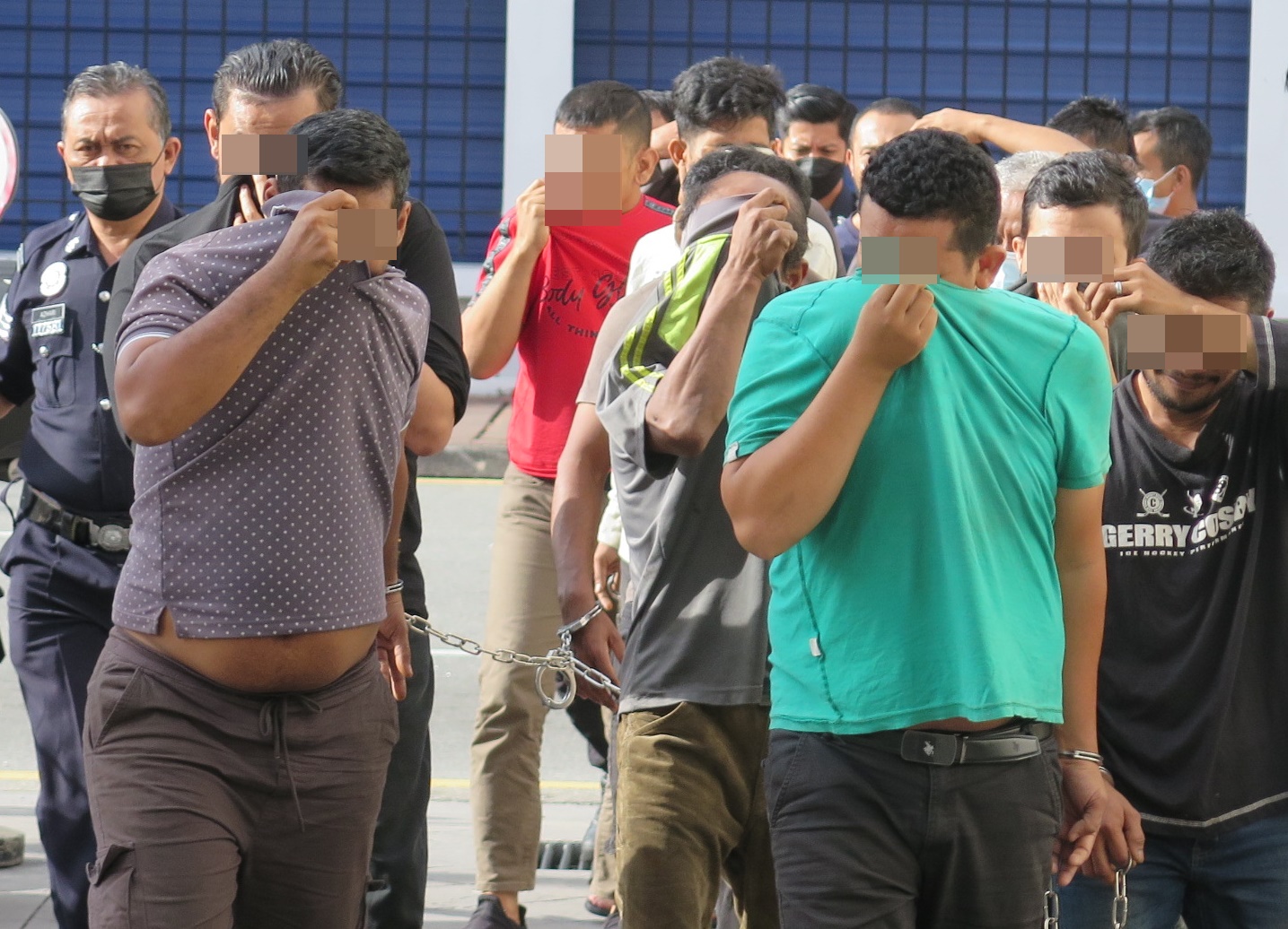 (大北马)被控偷马电讯电缆销毁赃物,14人不认罪获保释候审