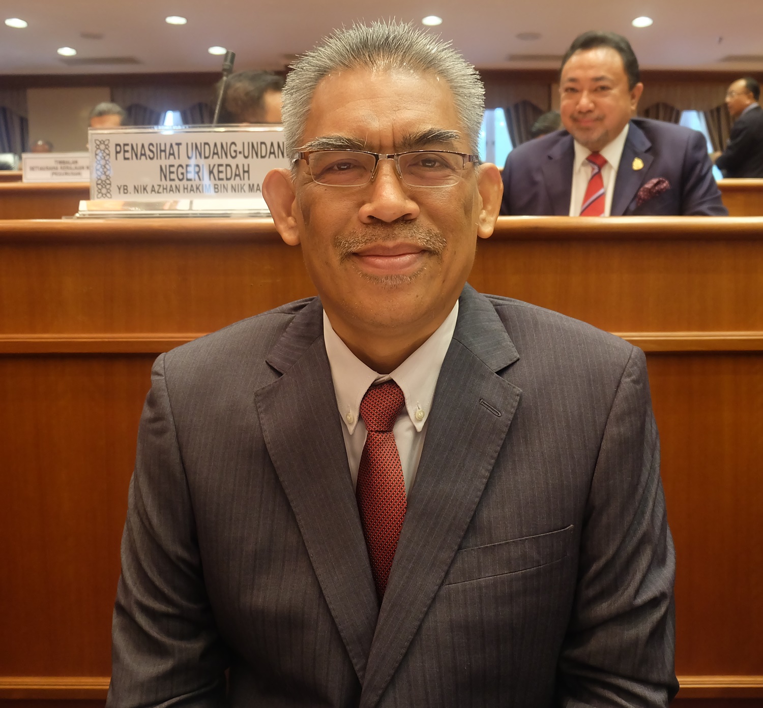 诚信党吉打州主席拿督依斯迈沙列促请吉打州务大臣拿督斯里莫哈末沙努西必须向前迈进,切勿一直玩弄种族议题。