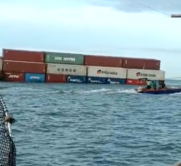 （大北马）集装箱驳船前往槟途中，在吉海域倾斜下沉