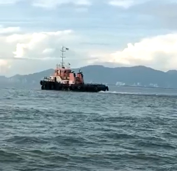 （大北马）集装箱驳船前往槟途中，在吉海域倾斜下沉