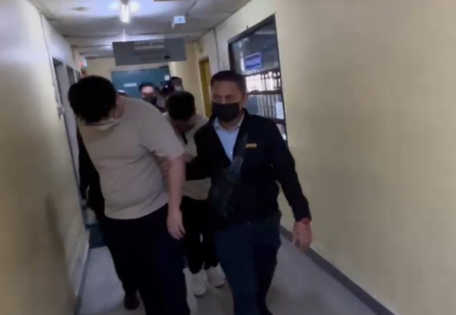 两名男子包括一名新加坡人被控贿警,双双不认罪