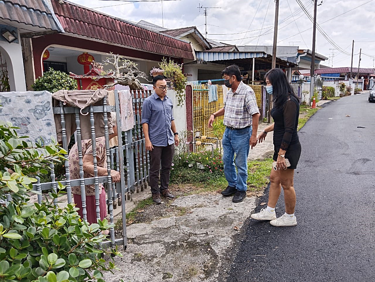 (已签发)柔:士乃新村重铺沥青遭开价300至1150令吉,黄勃扬促村民勿付费