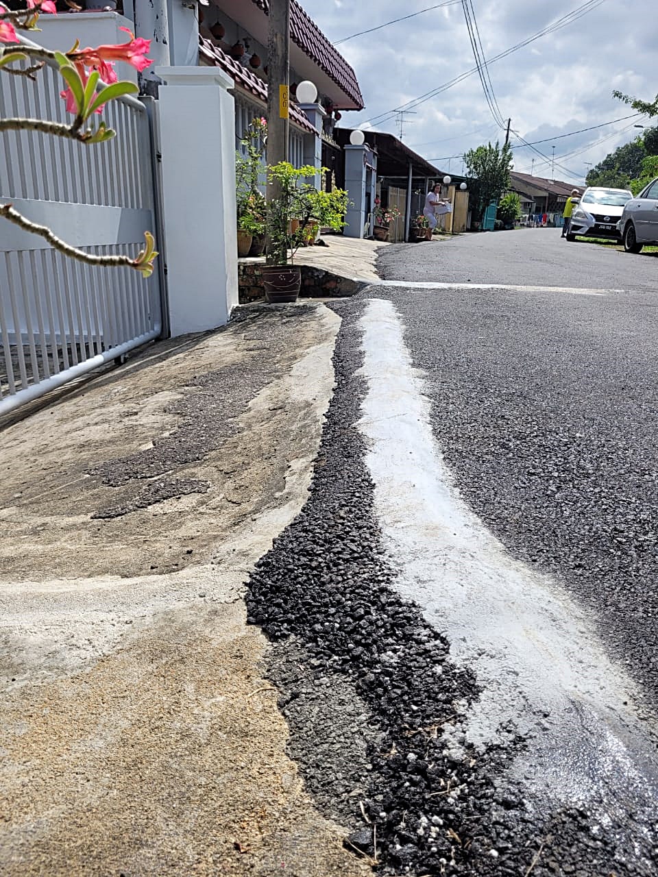 (已签发)柔:士乃新村重铺沥青遭开价300至1150令吉,黄勃扬促村民勿付费