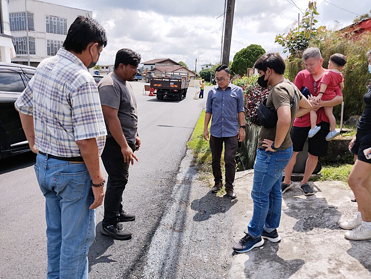(已签发)柔:士乃新村重铺沥青遭开价300至1150令吉,黄勃扬促村民勿付费