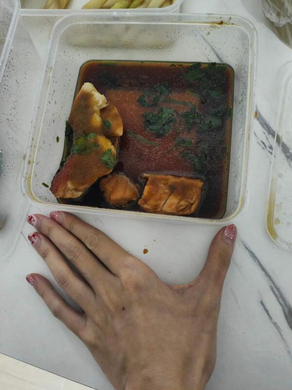 (已签发)柔:狮城二三事:女郎申诉新年套餐龙虾不鲜 餐馆:进行调查