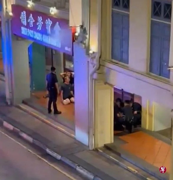(已签发)柔:狮城二三事:4洋汉酒后闹事 1人被查突袭警