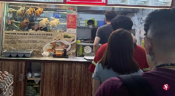 (已签发)柔:狮城二三事:买鸡饭用购物券遭拒 阿叔:摊贩还呛“没钱不要吃”