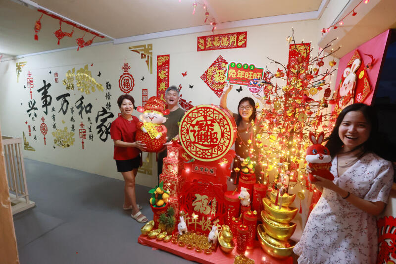(已签发)柔:狮城二三事:兀兰4户邻居联手布置 走廊墙壁变巨型贺年卡