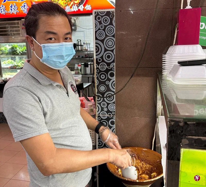 (已签发)柔:狮城二三事:卖罗惹每月仅赚400新元难支撑 单亲爸忍痛关档