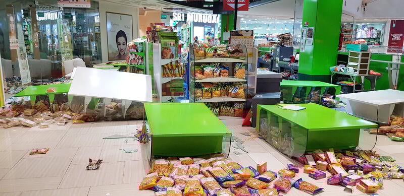 (已签发)柔:狮城二三事:员工不甘被解雇,大闹超市狂砸物