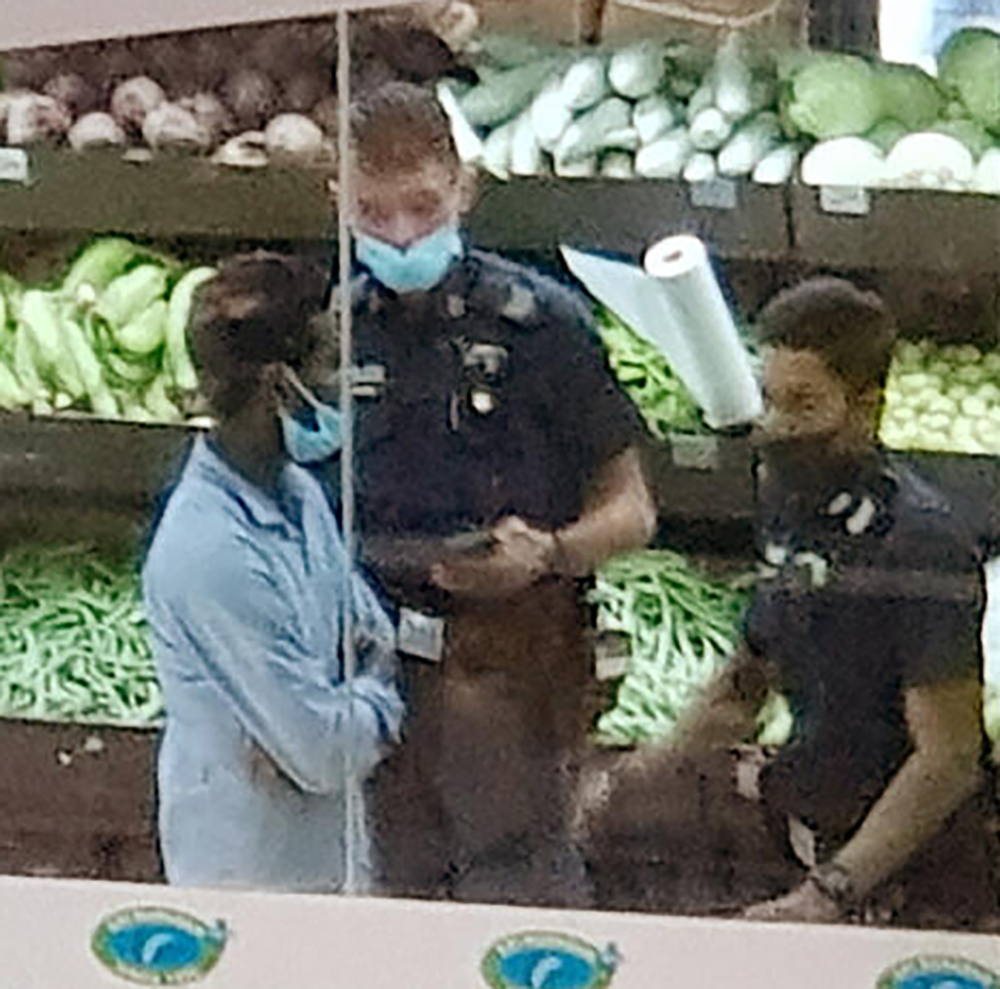 (已签发)柔:狮城二三事:员工不甘被解雇,大闹超市狂砸物