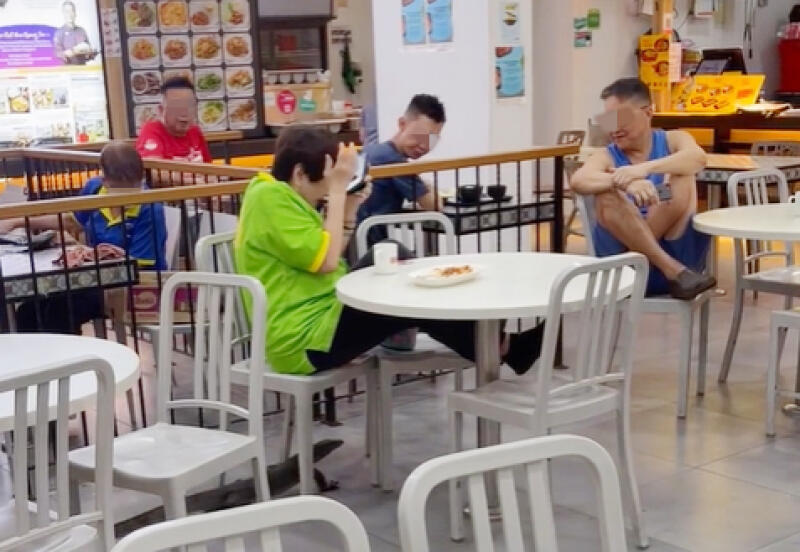 四脚蛇‘逛’咖啡店 食客惊慌抬腿闪避
