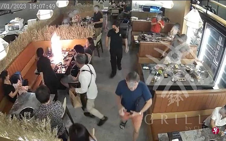 (已签发)柔:狮城二三事:团圆饭日本餐馆吃烤肉 油滴入炭酿火患