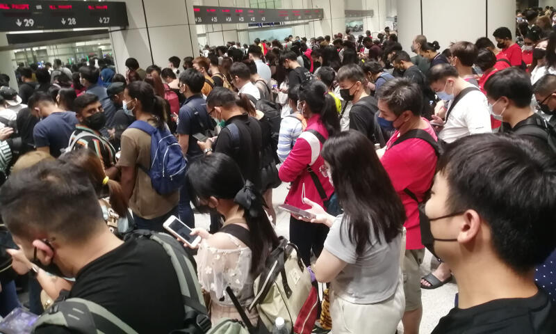 (已签发)柔:狮城二三事:小年夜掀返乡潮 游子凌晨抢通关
