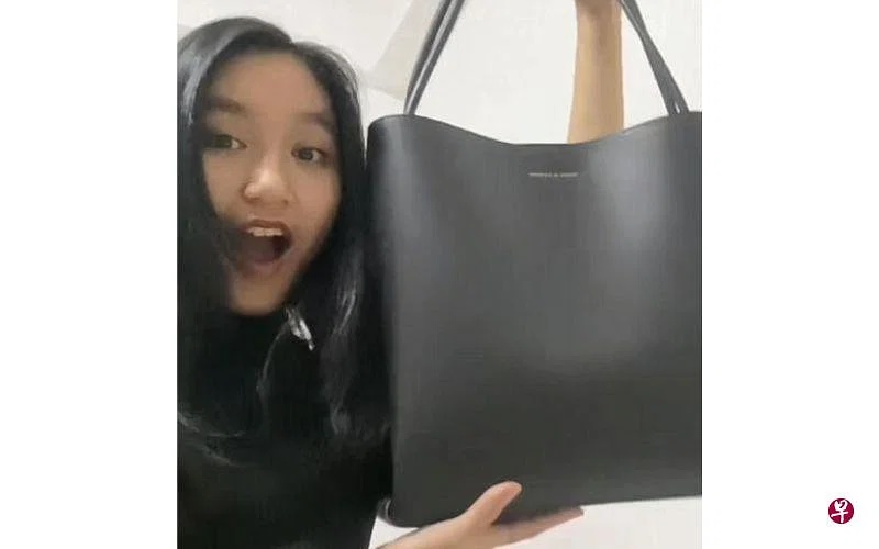(已签发)柔:狮城二三事:少女被嘲80新元包包当奢侈品 包包品牌老板邀会面共餐