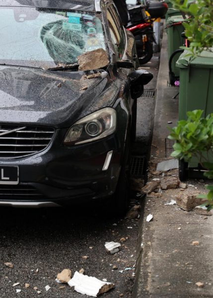 店屋阳台石灰剥落 砸中路旁轿车