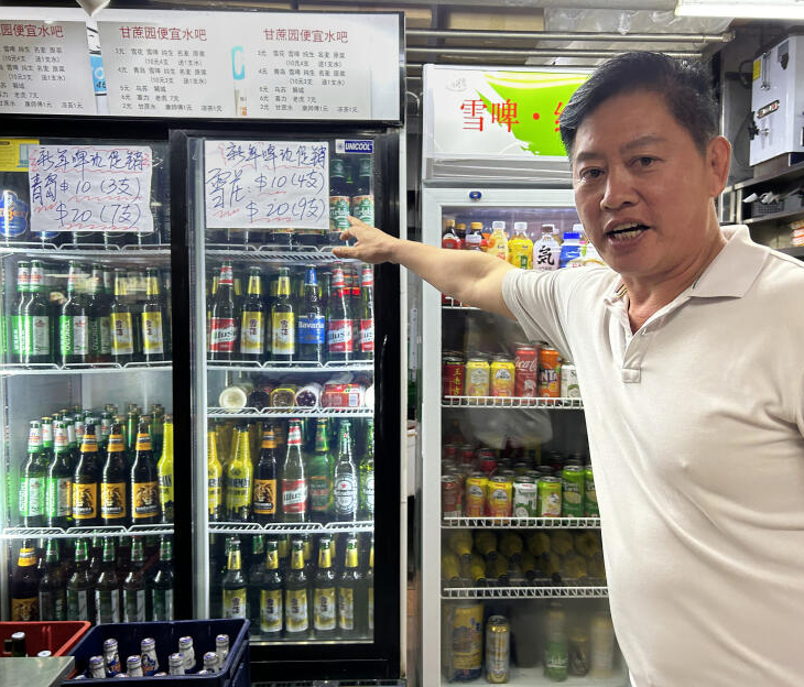指摊贩卖过期酒 同行女助手三度报警