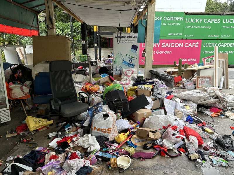 (已签发)柔:狮城二三事:收集站捐赠物散落满地 公众:宛如垃圾堆