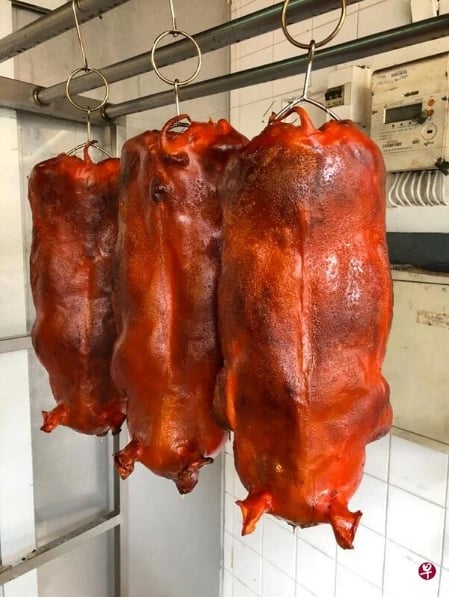 （已签发）柔：狮城二三事：正月初九拜天公 烧猪成本涨两成 狮城业者只敢起10新元