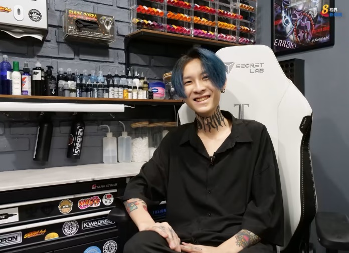 (已签发)柔:狮城二三事:用搞笑视频对抗异样眼光 动漫文身师呼吁勿以貌取人