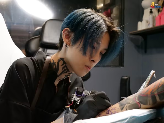(已签发)柔:狮城二三事:用搞笑视频对抗异样眼光 动漫文身师呼吁勿以貌取人