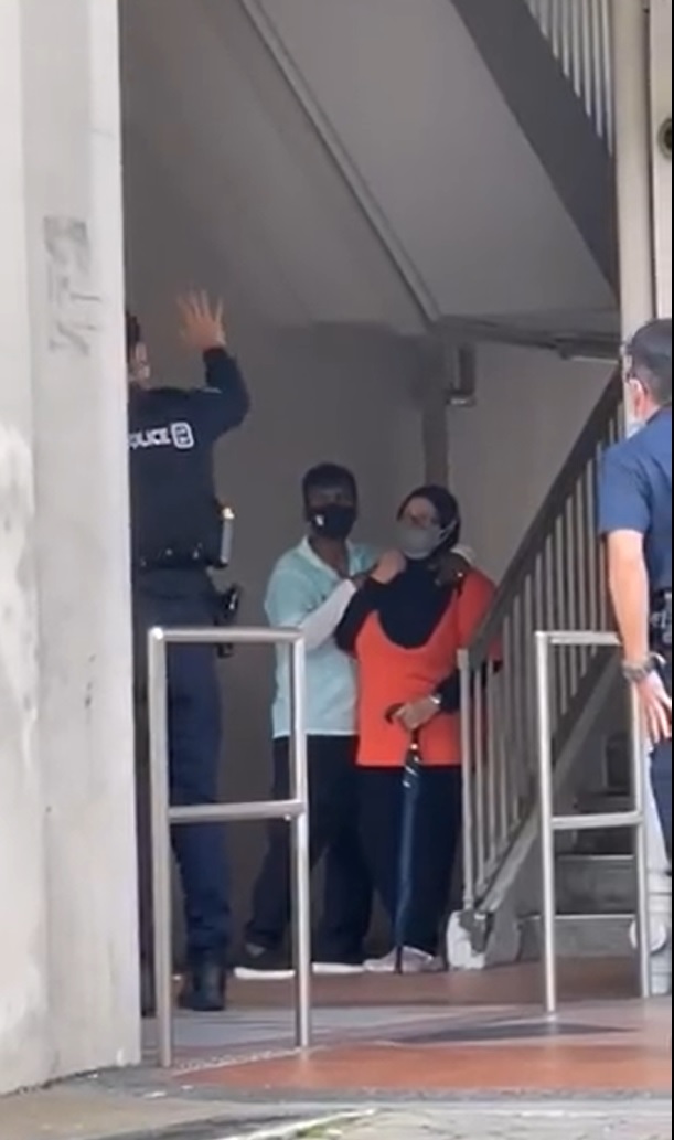 (已签发)柔:狮城二三事:男子持刀挟持妇女 被警方当场逮捕