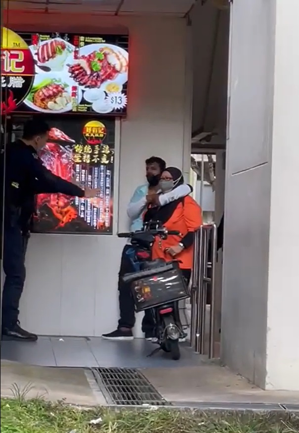 (已签发)柔:狮城二三事:男子持刀挟持妇女 被警方当场逮捕