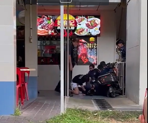 (已签发)柔:狮城二三事:男子持刀挟持妇女 被警方当场逮捕